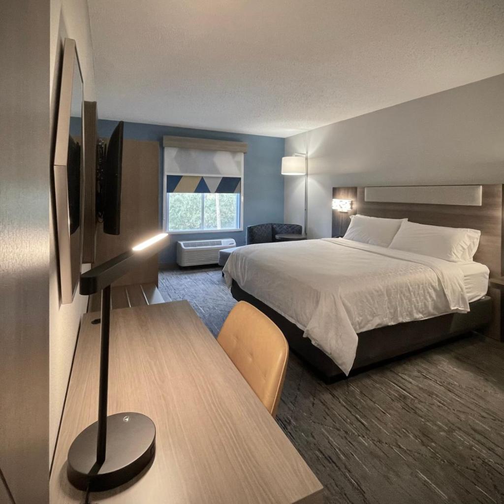 Photograph of Holiday Inn Express and Suites Tampa I-75 at Bruce B. Downs by IHG