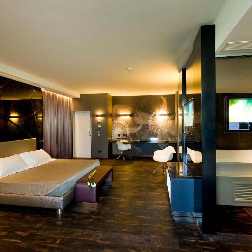 Viola Mhotel — 