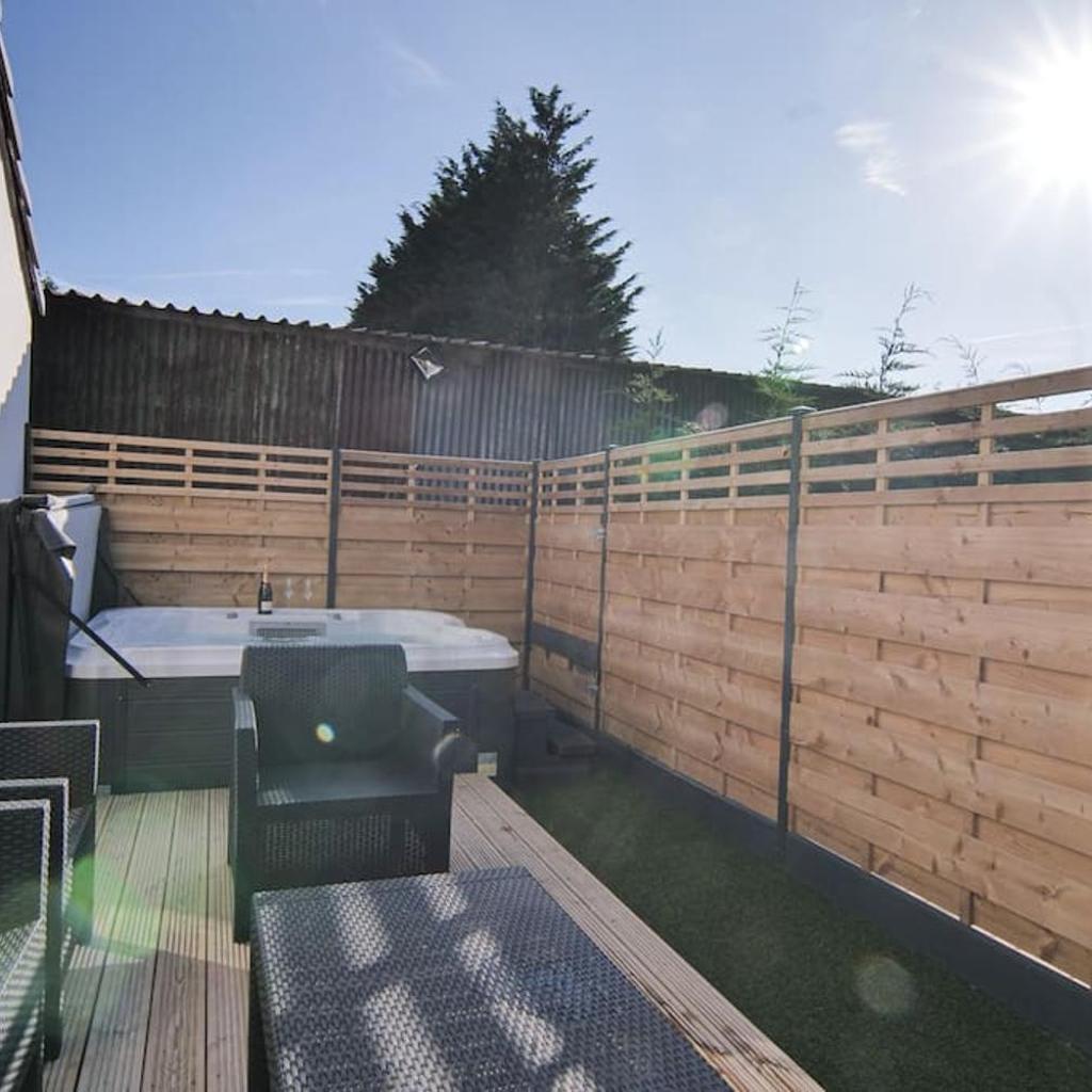 Photograph of Hoxne Cottages - Rose Cottage with private hot tub