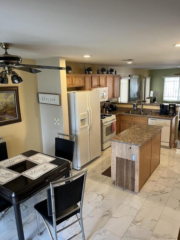 Photograph of Vic's 3 bedroom 4beds & POOL centrally located!