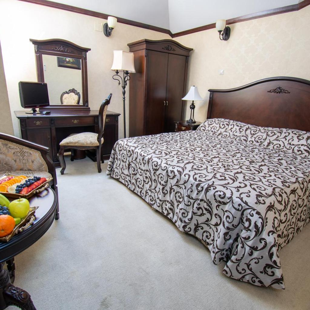 Hotel Carol — 