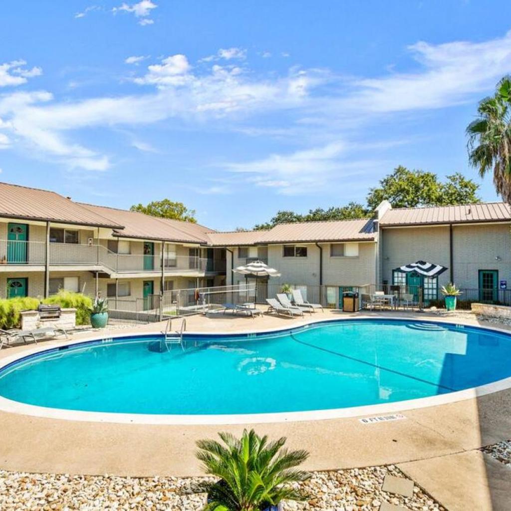 Photograph of Walk to the Golf Course 2BD Apt, Pool, and Parking