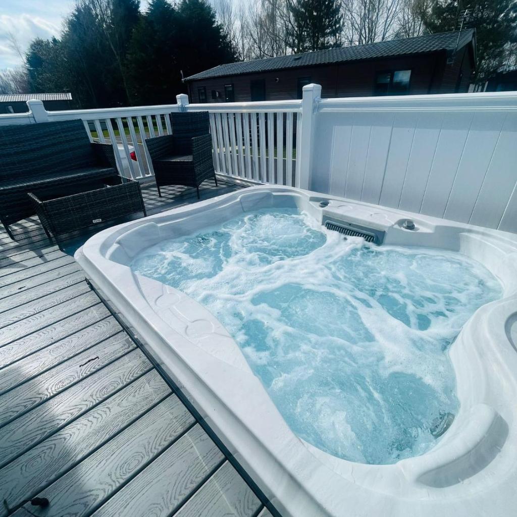 Photograph of Evergreen Lodge with Hot Tub