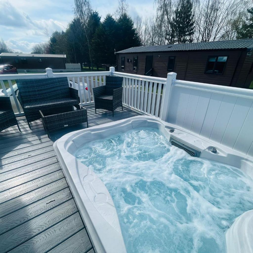 Photograph of Evergreen Lodge with Hot Tub