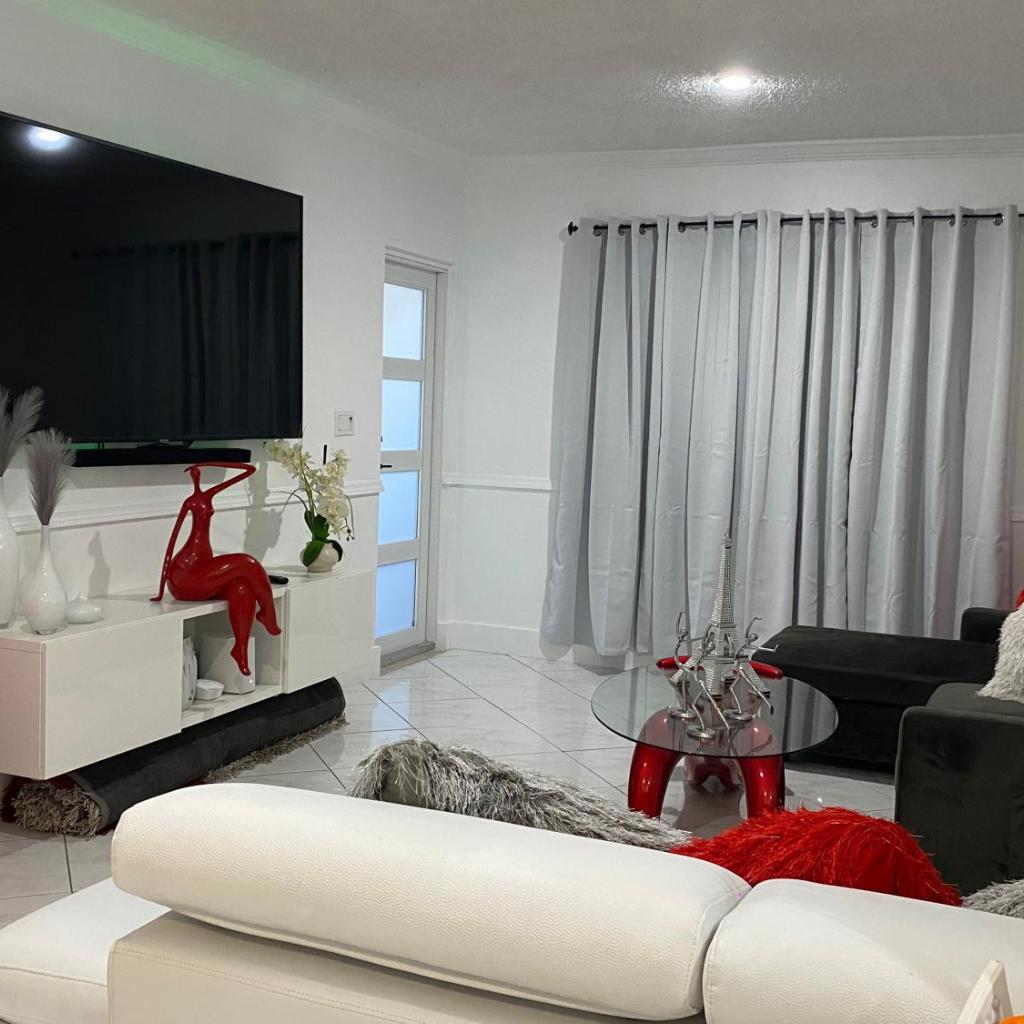 Photograph of Beautiful House 7 min from Miami Airport w FREE parking