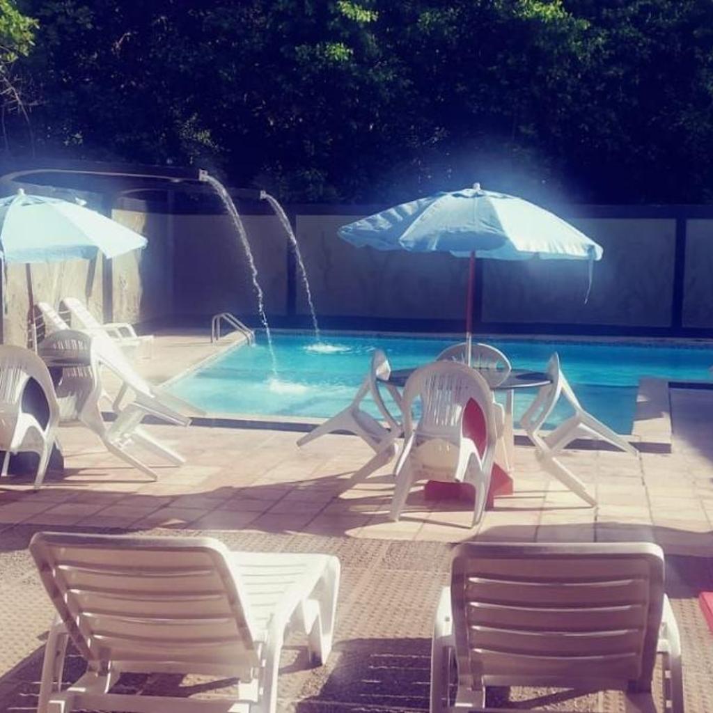 FLATS na Praia do Rio Âmbar, 40 m da praia, com 60 m2, cozinha completa, 2 quartos com ar condicionado, acomoda 8 pessoas, piscinas, área de lazer, WIFI, caseiro, ambiente familiar. — foto 5