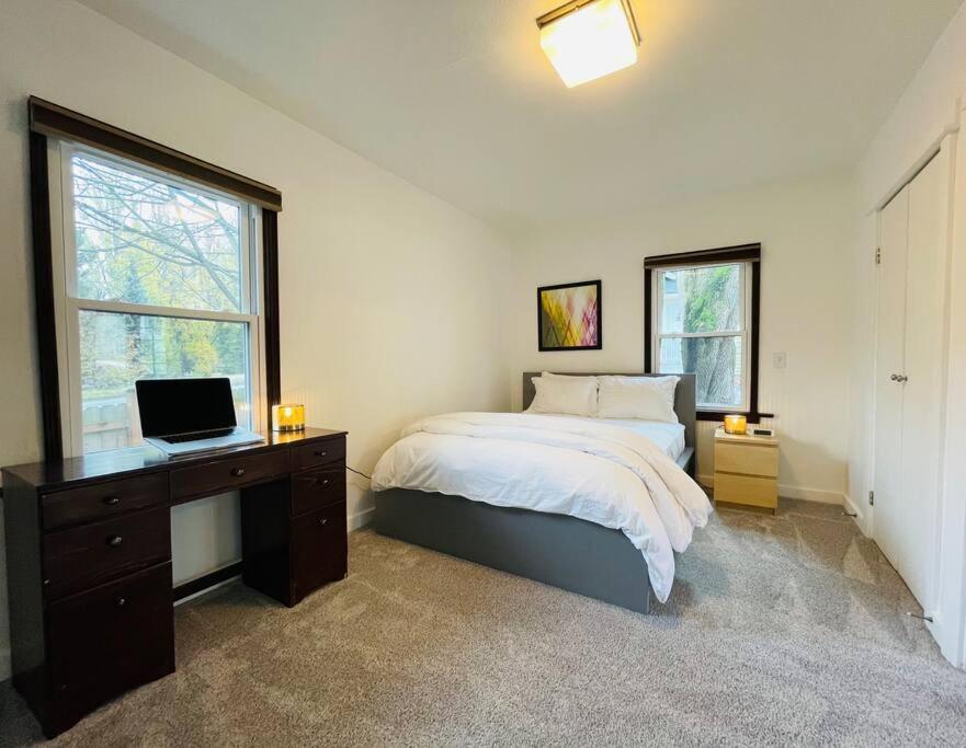 Photograph of Phinneywood Cottage - Greenlake - Zoo - Phinney