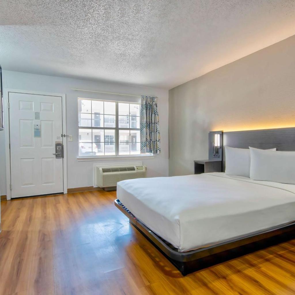 Photograph of Studio 6 Extended Stay - Austin, TX - Midtown
