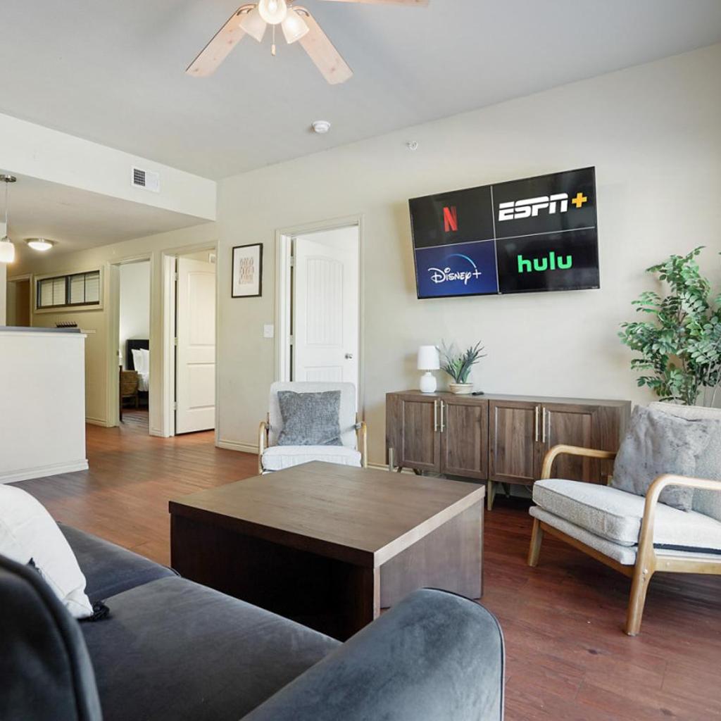 Photograph of Dual Urban Oasis 8BR in Vibrant North Loop Hub