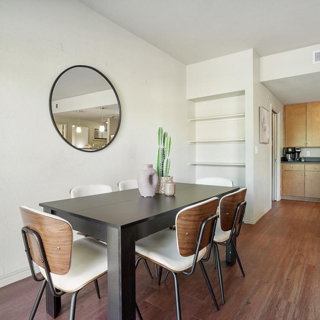 Photograph of Dual Urban Oasis 8BR in Vibrant North Loop Hub