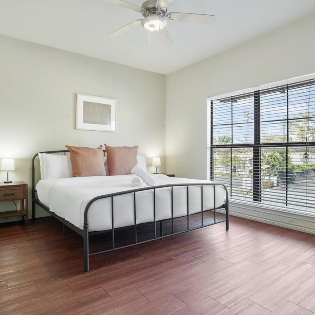 Photograph of Dual Urban Oasis 8BR in Vibrant North Loop Hub