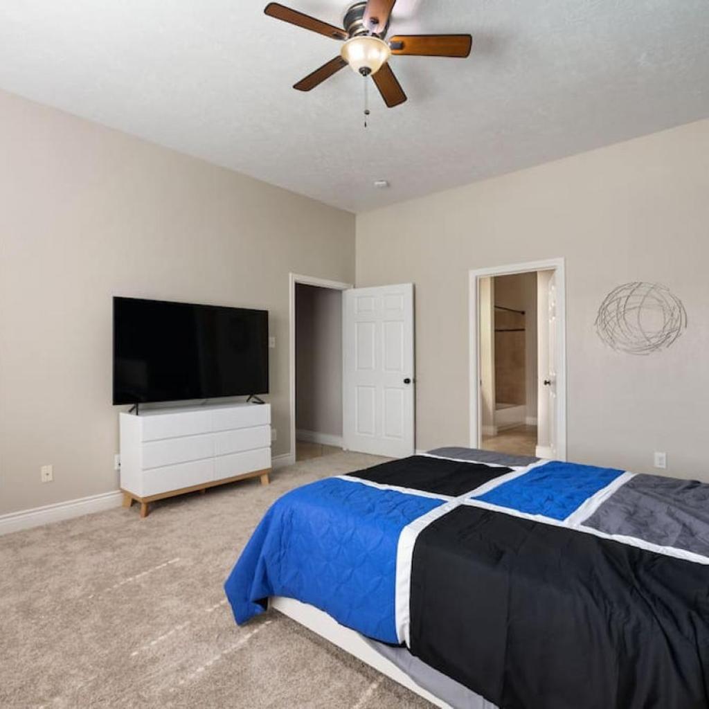 Photograph of Stylish 3 Bedroom With Tons of Games and 85 Inch TV
