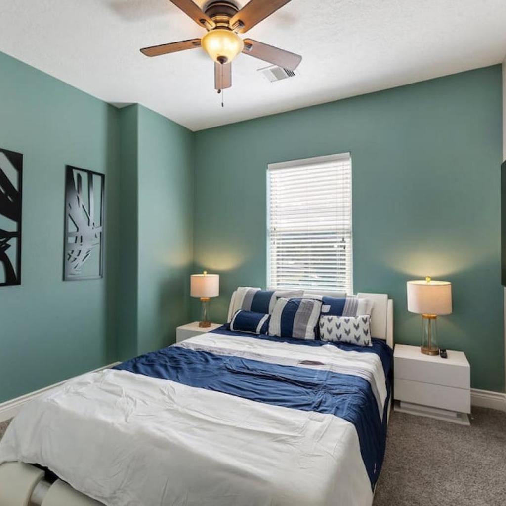 Photograph of Modern 3 Bedroom with 85 Inch TV