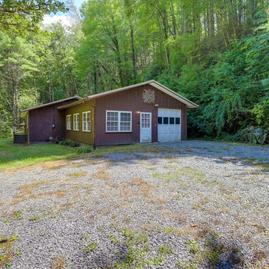 Photograph of Wooded Cabin w/ Pool Table Near Dtwn Gatlinburg!