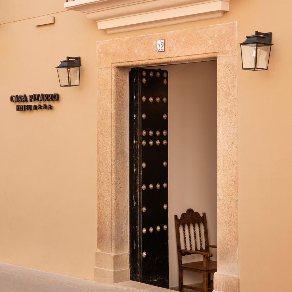 Casa Pizarro Hotel — 