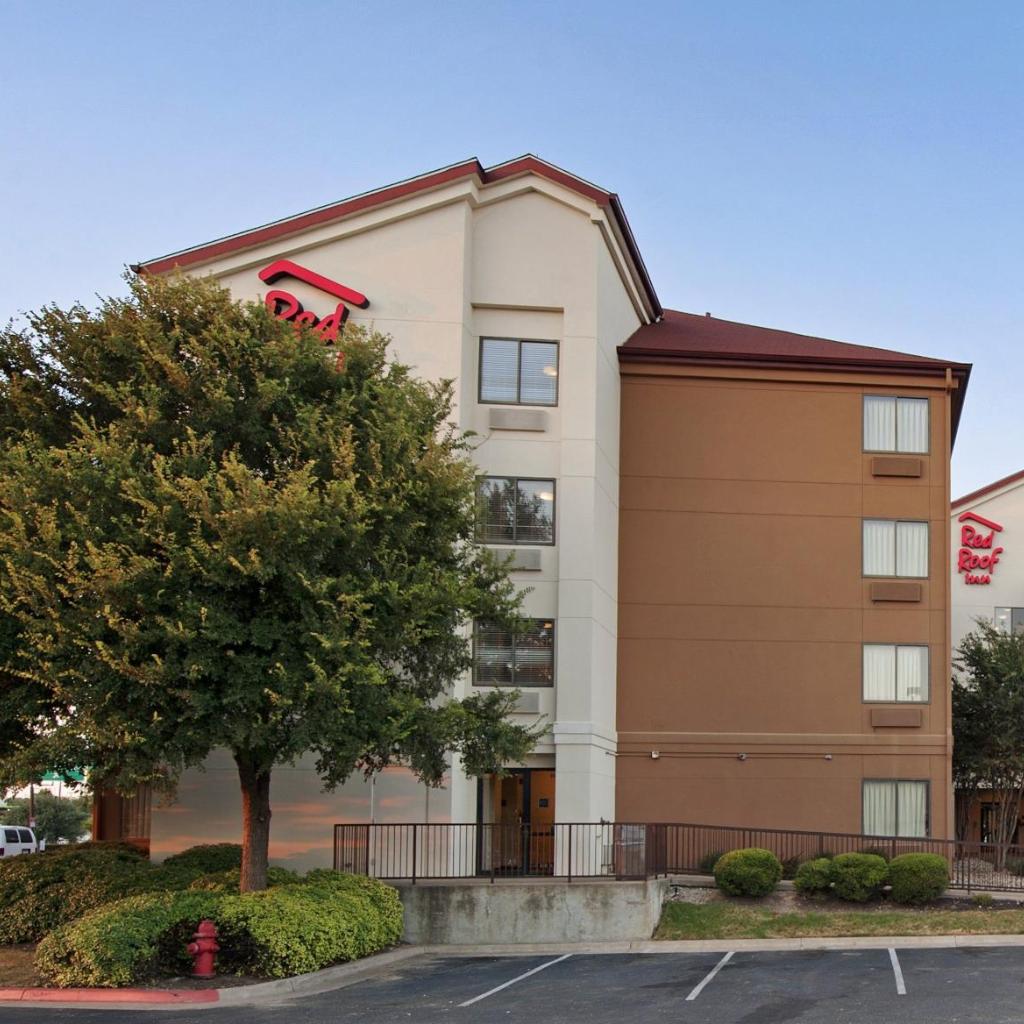 Photograph of Red Roof Inn PLUS Austin South - Airport