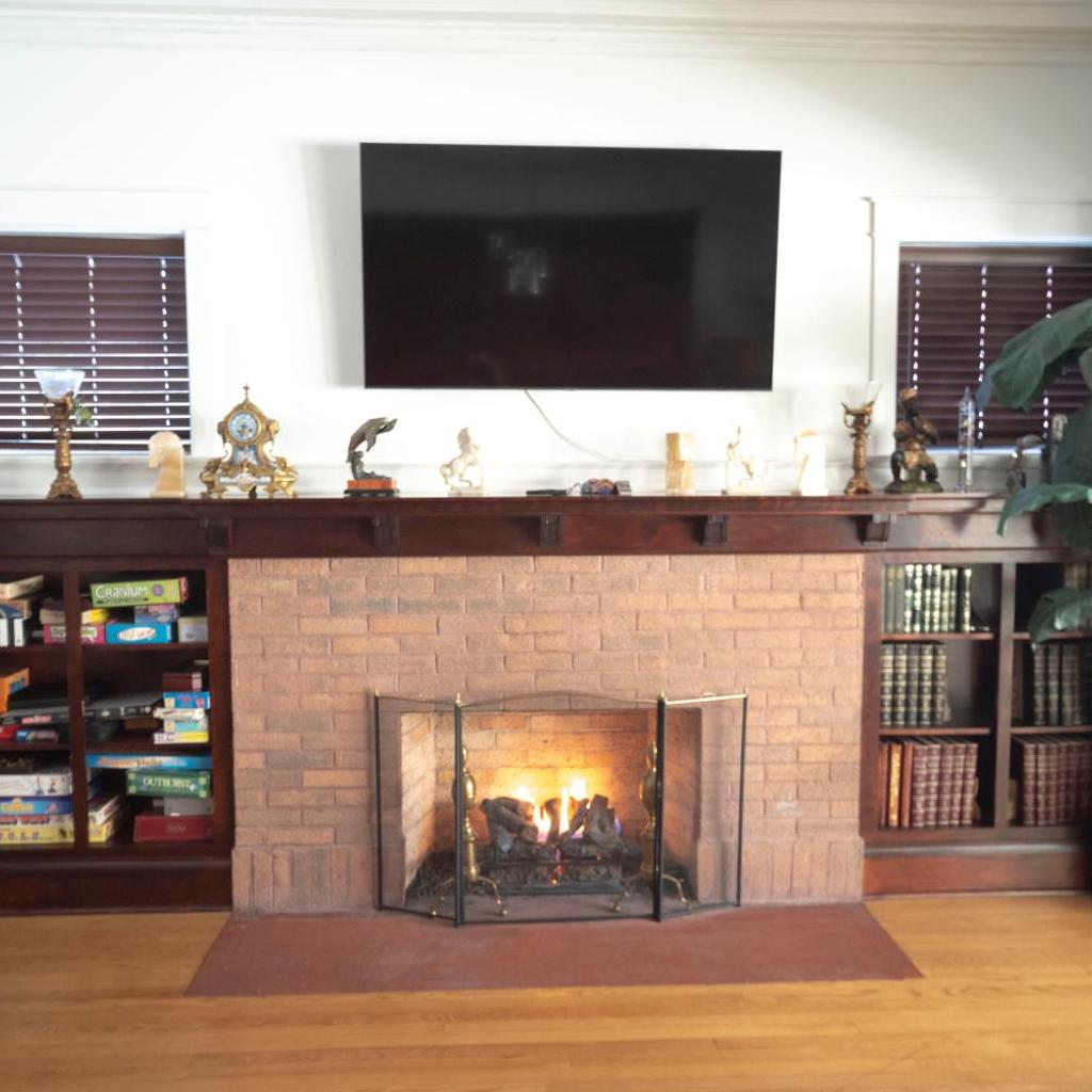 Photograph of Bootlegger House Sleeps 10-20 Free TV & Parking