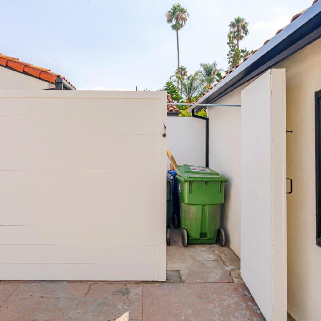 Photograph of Elegant Guest unit Universal sleeps 6 hot tub