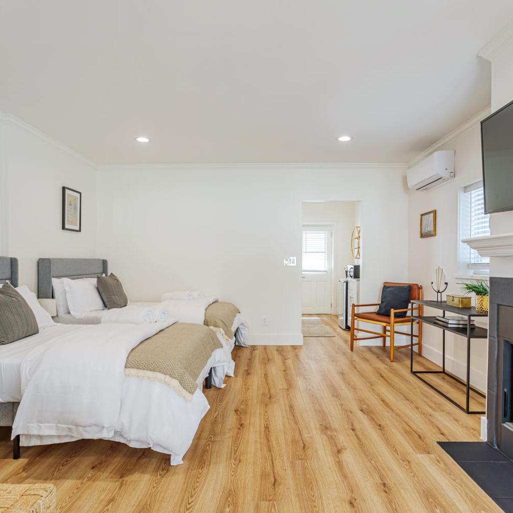 Photograph of Elegant Guest unit Universal sleeps 6 hot tub