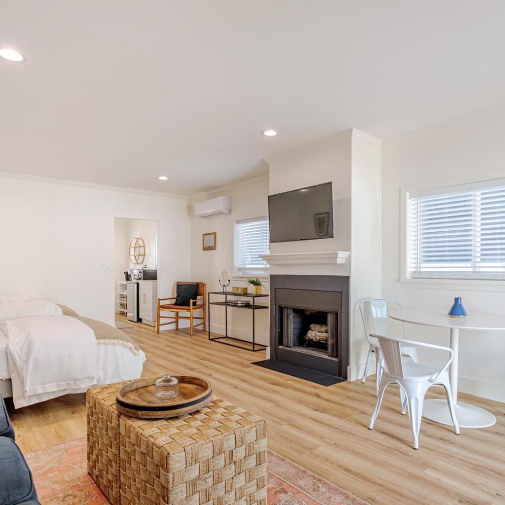 Photograph of Elegant Guest unit Universal sleeps 6 hot tub