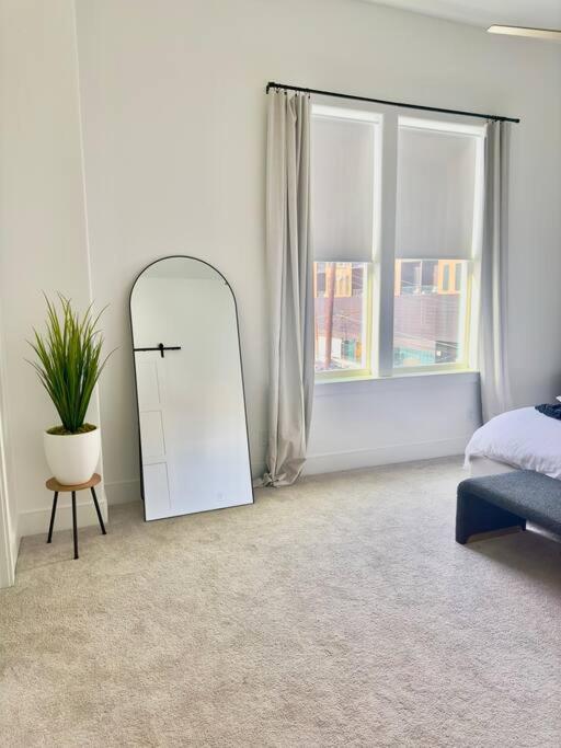 Photograph of Comfortable Modern Home in Downtown Houston - Sleeps 10