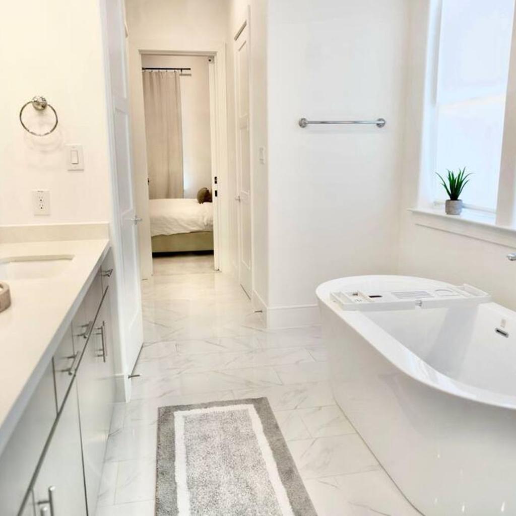 Photograph of Comfortable Modern Home in Downtown Houston - Sleeps 10