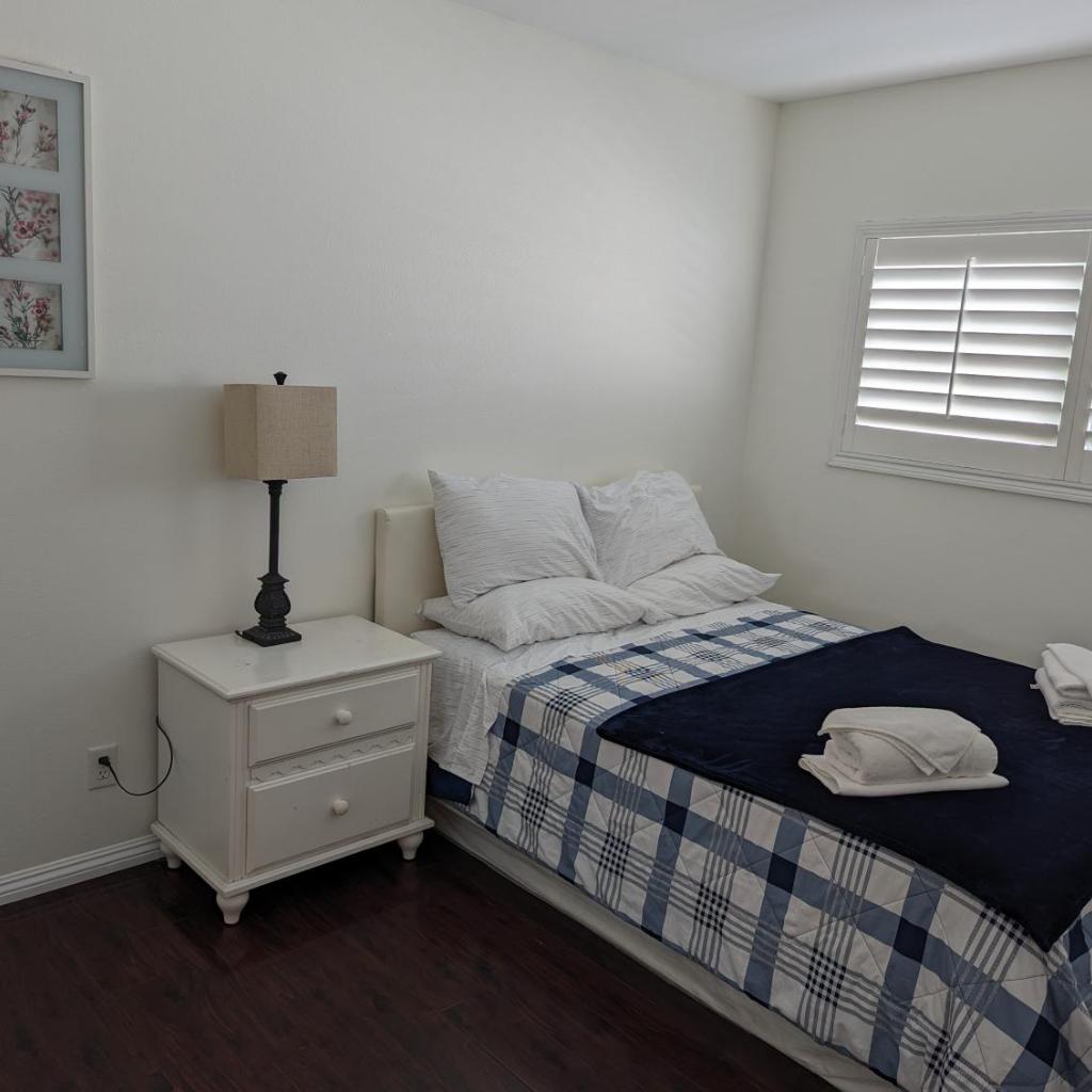 Photograph of 2Bedroom with Den and 2BA 4 Blocks to Santa Monica Beach