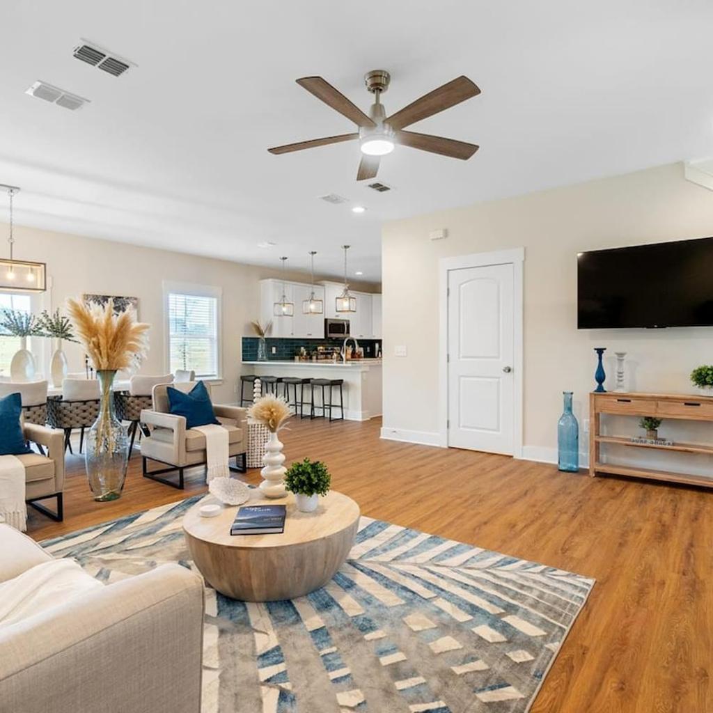 Photograph of Ocean Breeze- Chic Steps to beach Family Friendly