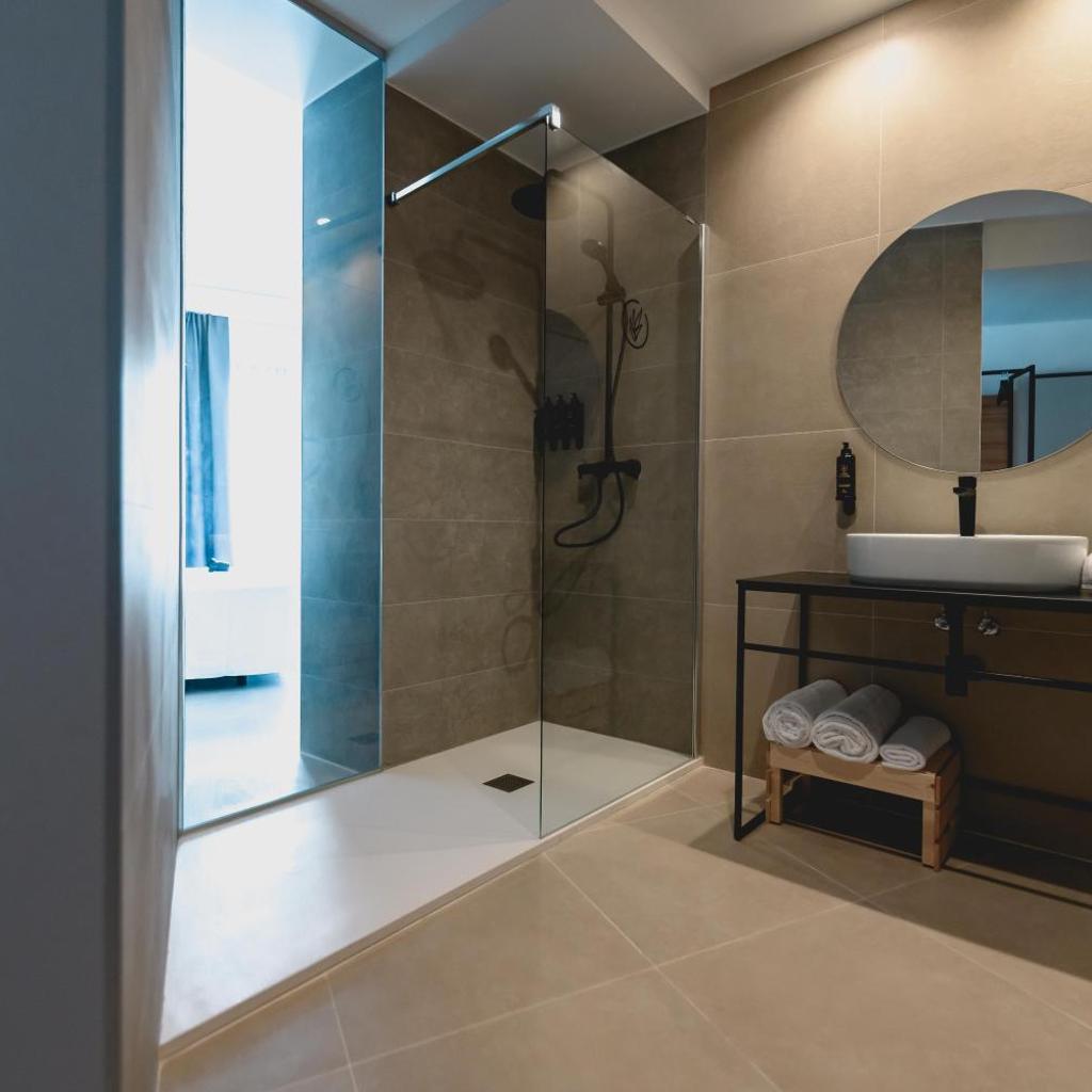 HOTEL ALOVE — 