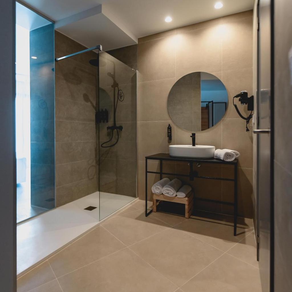 HOTEL ALOVE — 