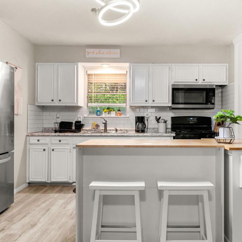 Photograph of Cozy 3 bedroom with HOT TUB 2 min away from lackland
