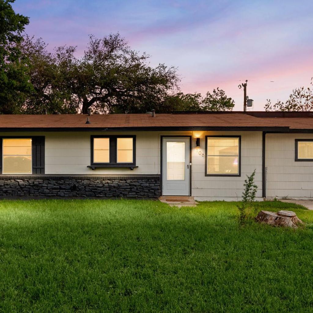 Photograph of Cozy 3 bedroom with HOT TUB 2 min away from lackland