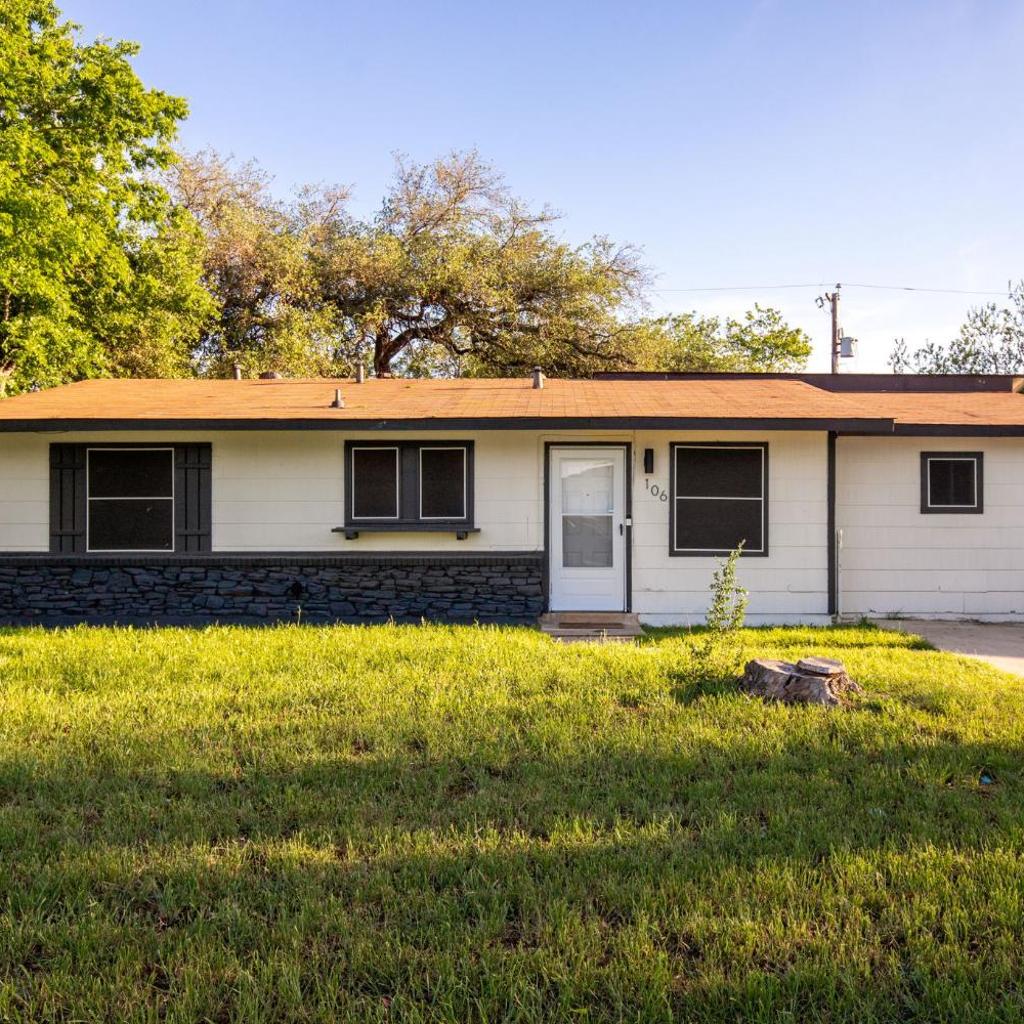Photograph of Cozy 3 bedroom with HOT TUB 2 min away from lackland