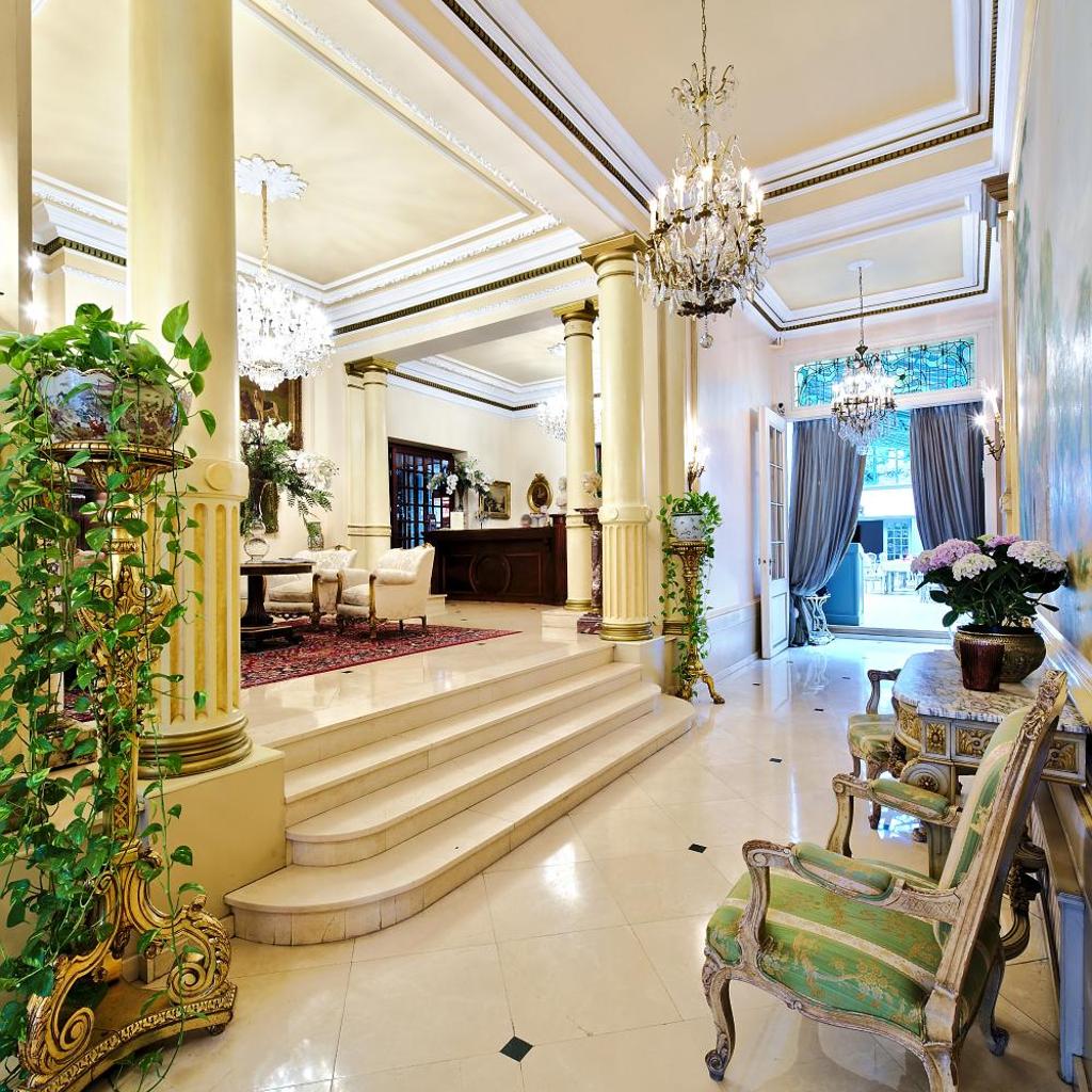 Hotel Manos Premier — 
