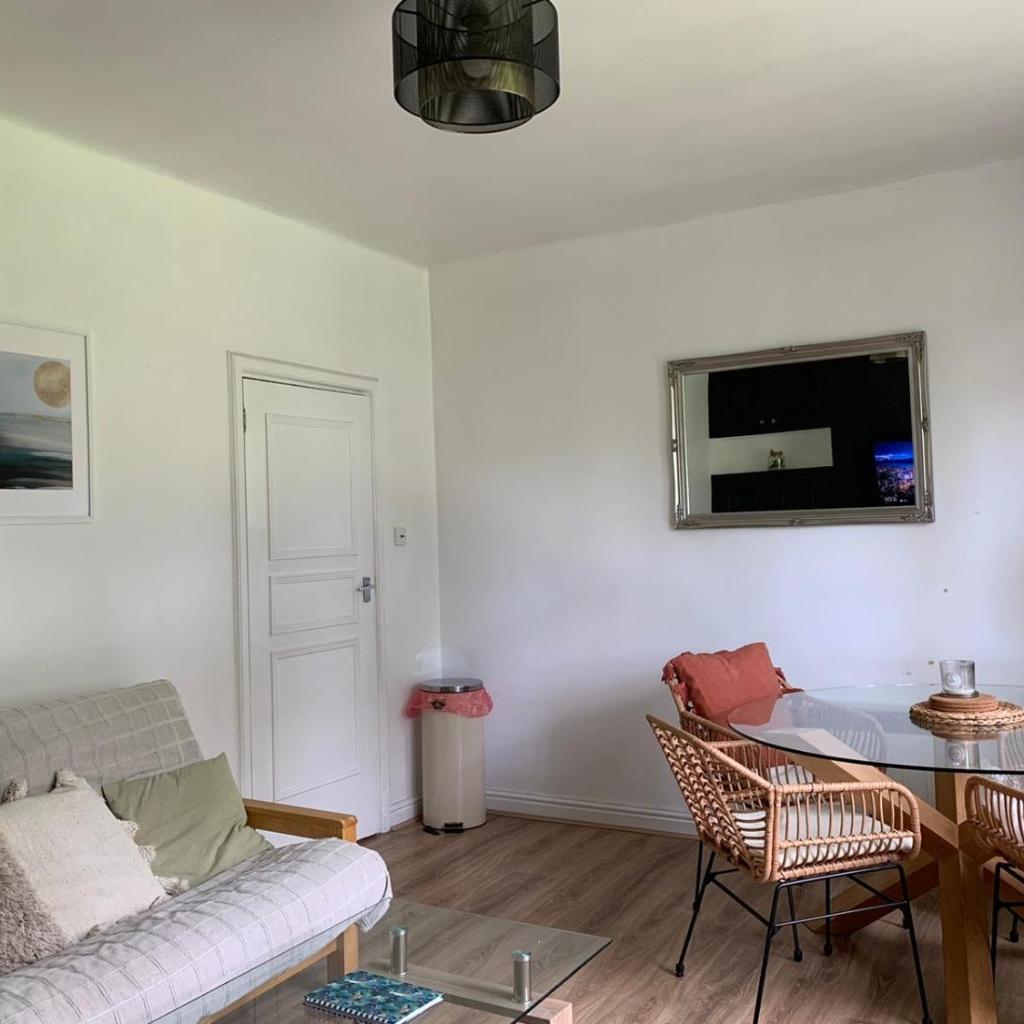 Photograph of Linnet House - Relaxing - Leafy - Whole Apt- 2 Bed