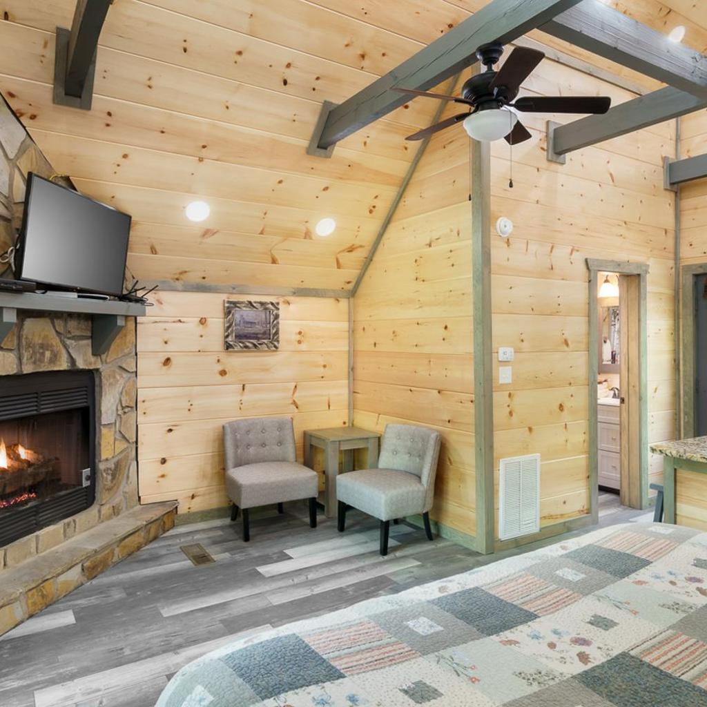 Photograph of Lil' Smoky Studio by Stony Brook Cabins