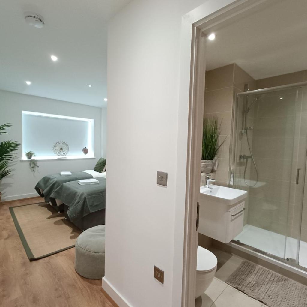 Photograph of Snuggle Inn - Riverside Apartments - Views Over looking London River Thames, Close to O2 Arena, London Excel, London City Airport, Thames Clipper- River Boat Service, Woolwich Ferry, Onsite parking, TWIN ROOM OPTION available