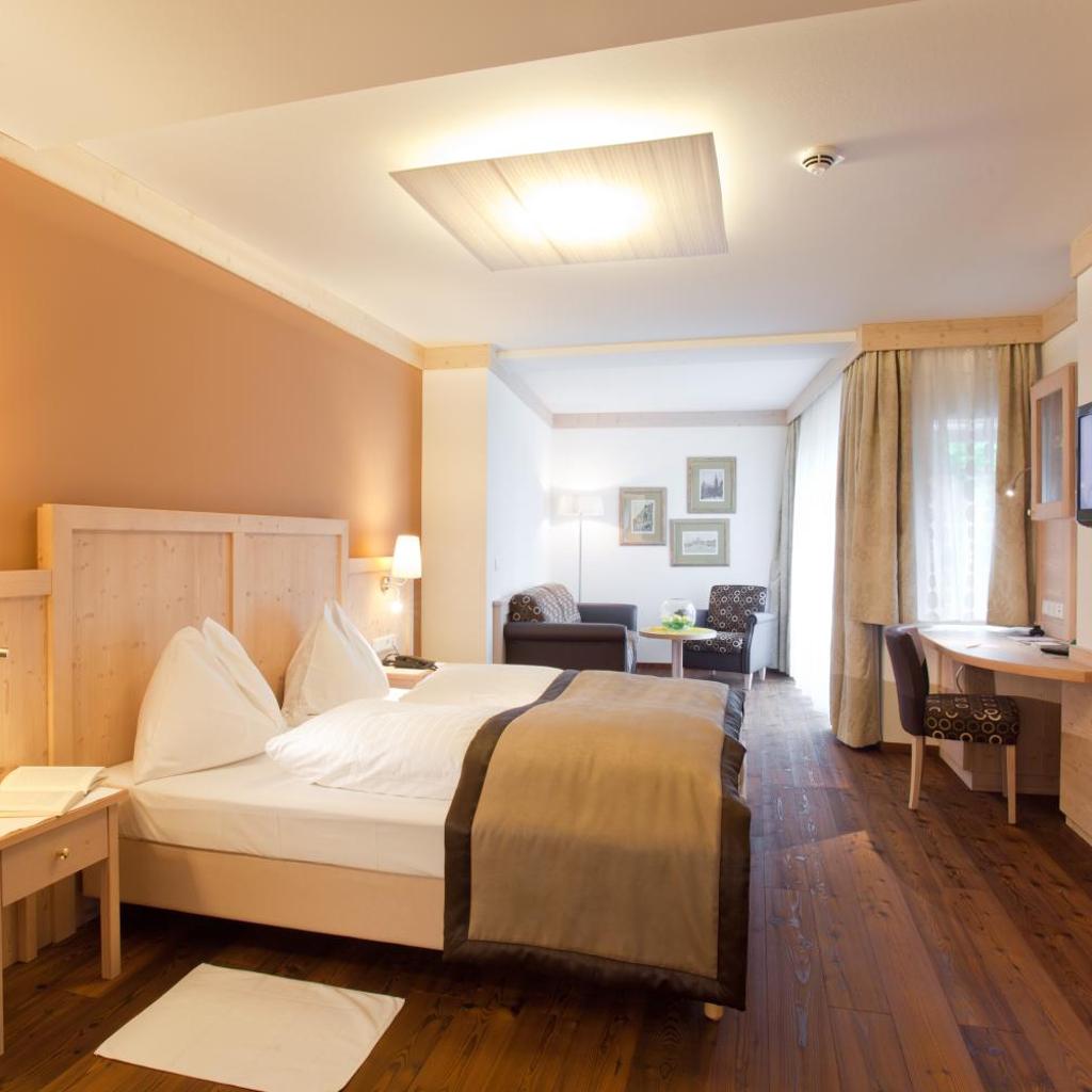 Romantik Hotel Die Gersberg Alm mit Panoramablick auf Salzburg und Outdoor Pool ab Mai — 