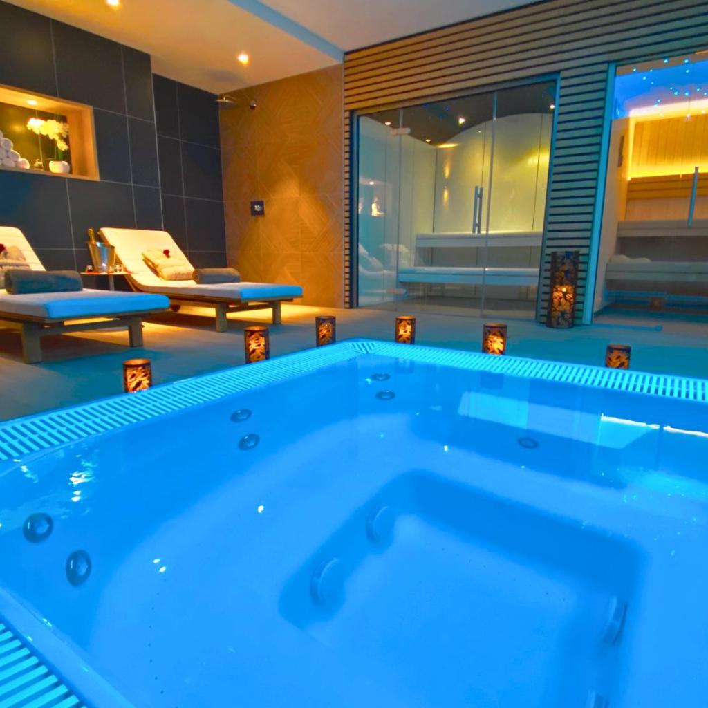 Brit Hotel Piscine & Spa - Fougères — 