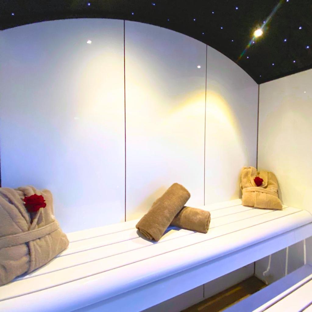 Brit Hotel Piscine & Spa - Fougères — 