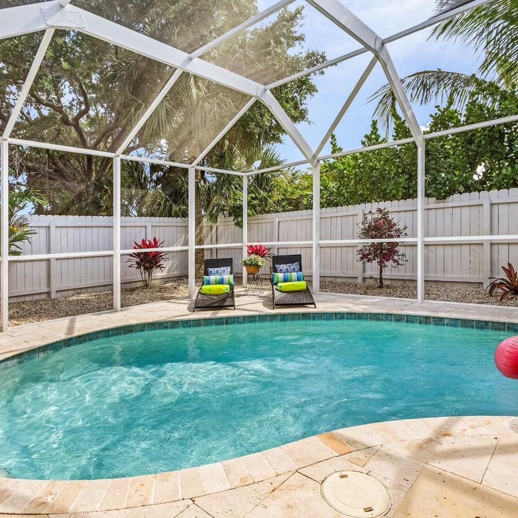 Photograph of 4 BDRMNaples LuxuryHtd PoolSuper-CleanPets ok