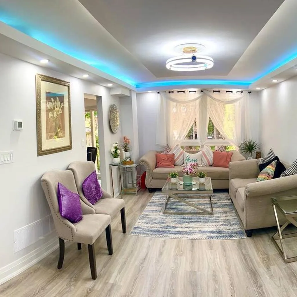 Super Luxury Family Home - 3 Bedrooms, 1 Full Bathroom and 1 Half Washroom with Free Parking, Wifi, Netflix
