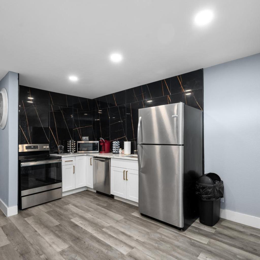 Photograph of Cute and Stylish 1BR Apt with Pool & Free Park