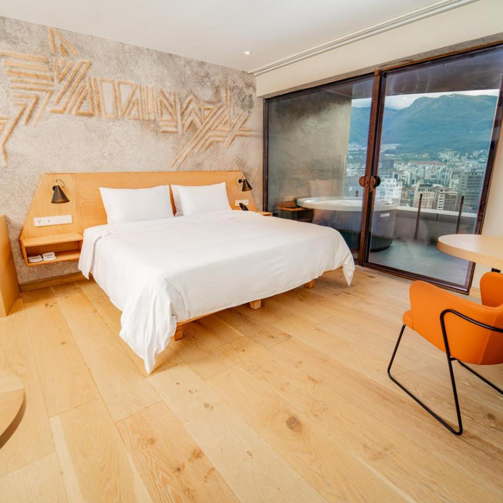 GO Quito Hotel — 