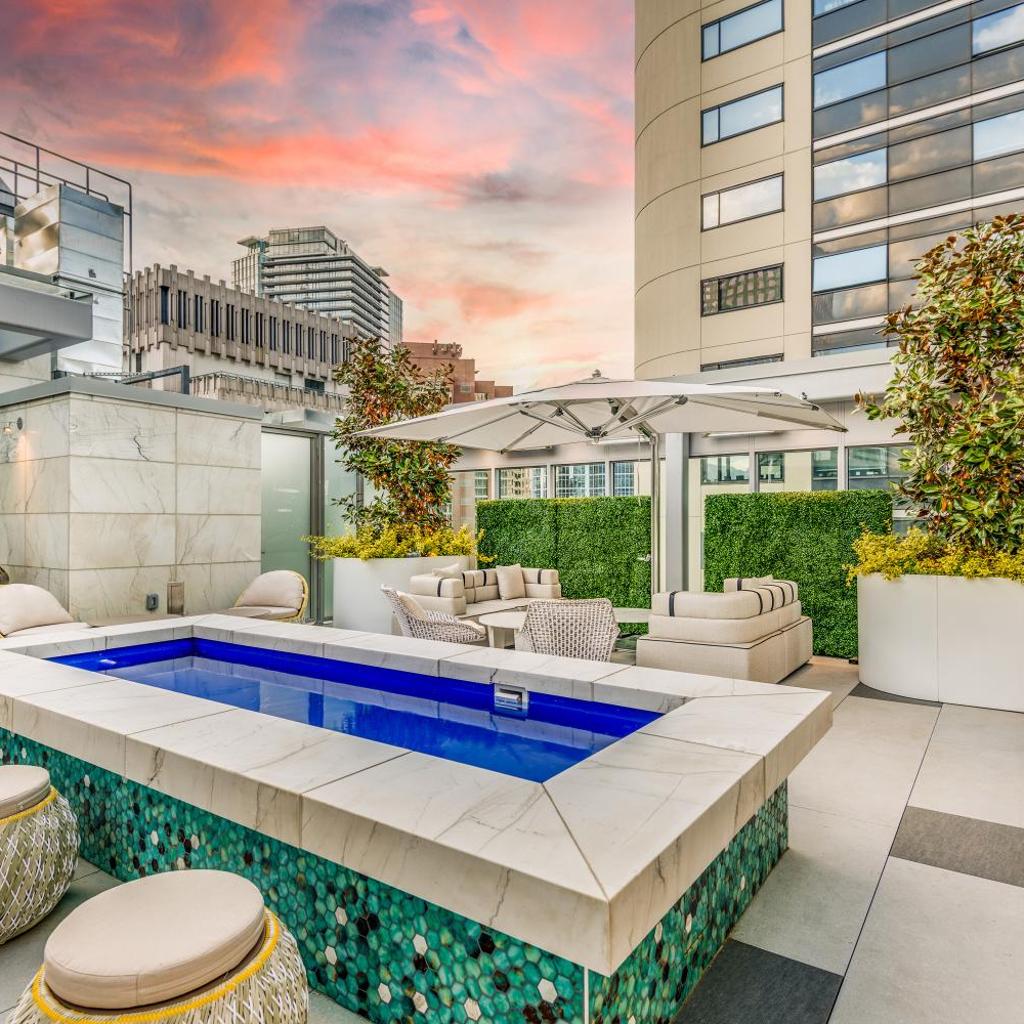 AZUR Legacy Collection Hotel — 