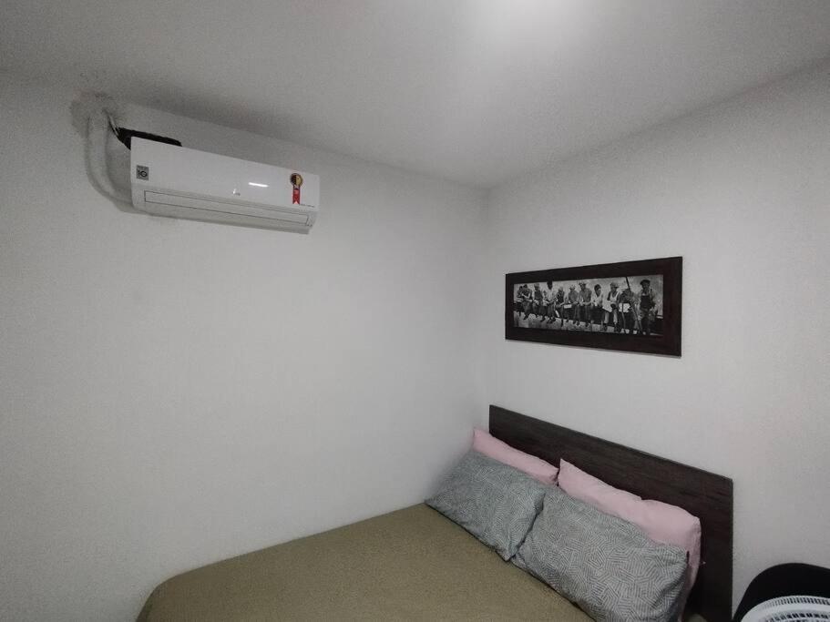 APT Completo - Suíte - 2 Ar-condicionados, Wi-FI, Piscina, garagem, portaria - aconchegante — foto 12