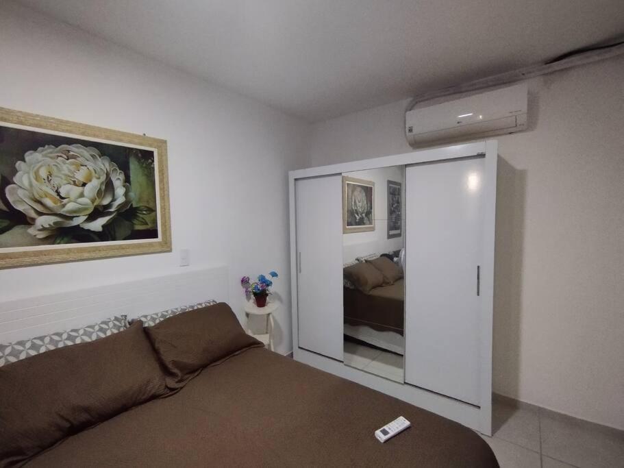 APT Completo - Suíte - 2 Ar-condicionados, Wi-FI, Piscina, garagem, portaria - aconchegante — foto 9
