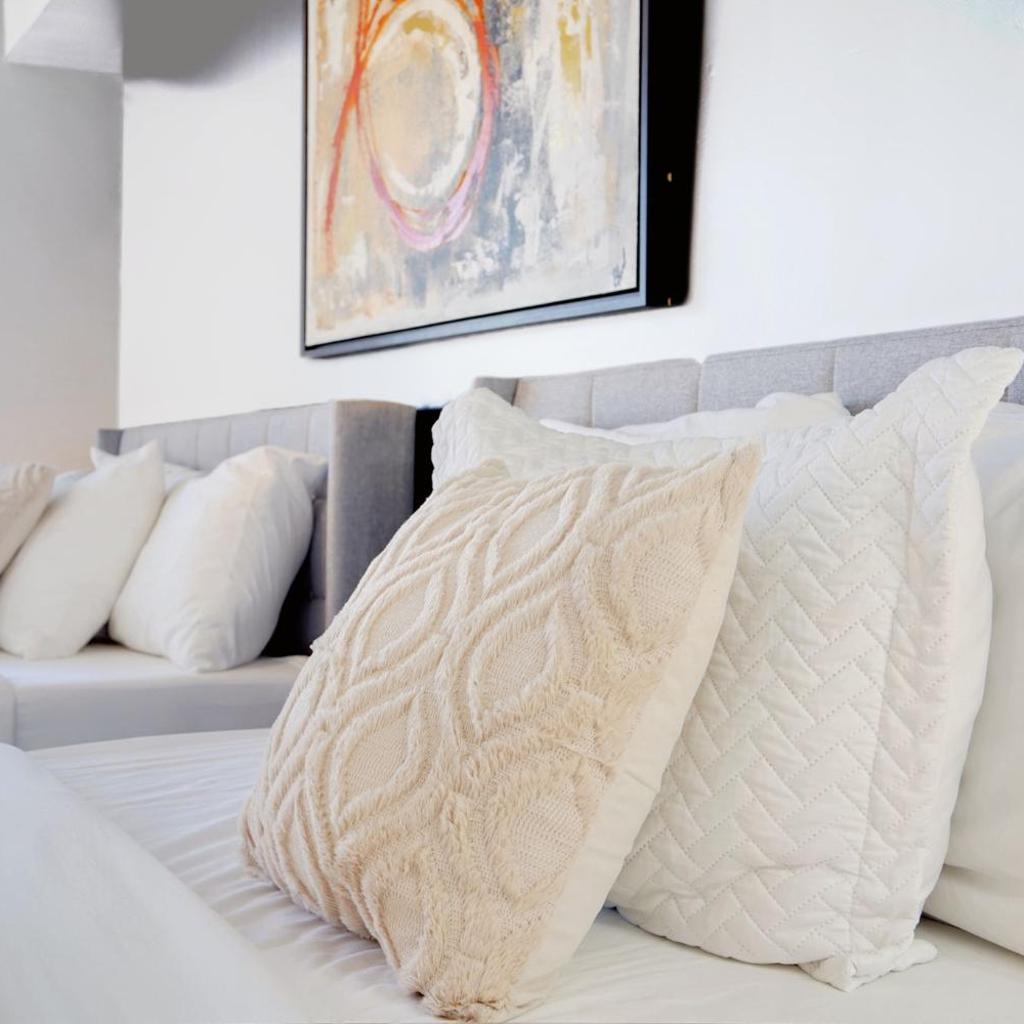 Photograph of 2 bed condo, Queen sofa bed Brickell, Free Parking, Pool, Gym
