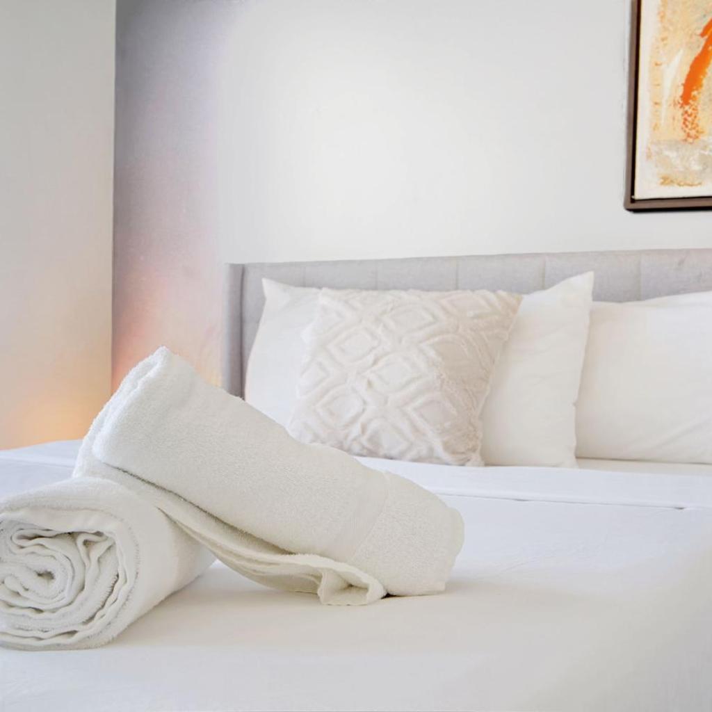 Photograph of 2 bed condo, Queen sofa bed Brickell, Free Parking, Pool, Gym