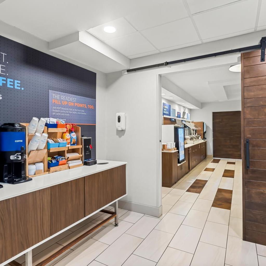 Photograph of Holiday Inn Express Hotel & Suites Savannah Midtown by IHG